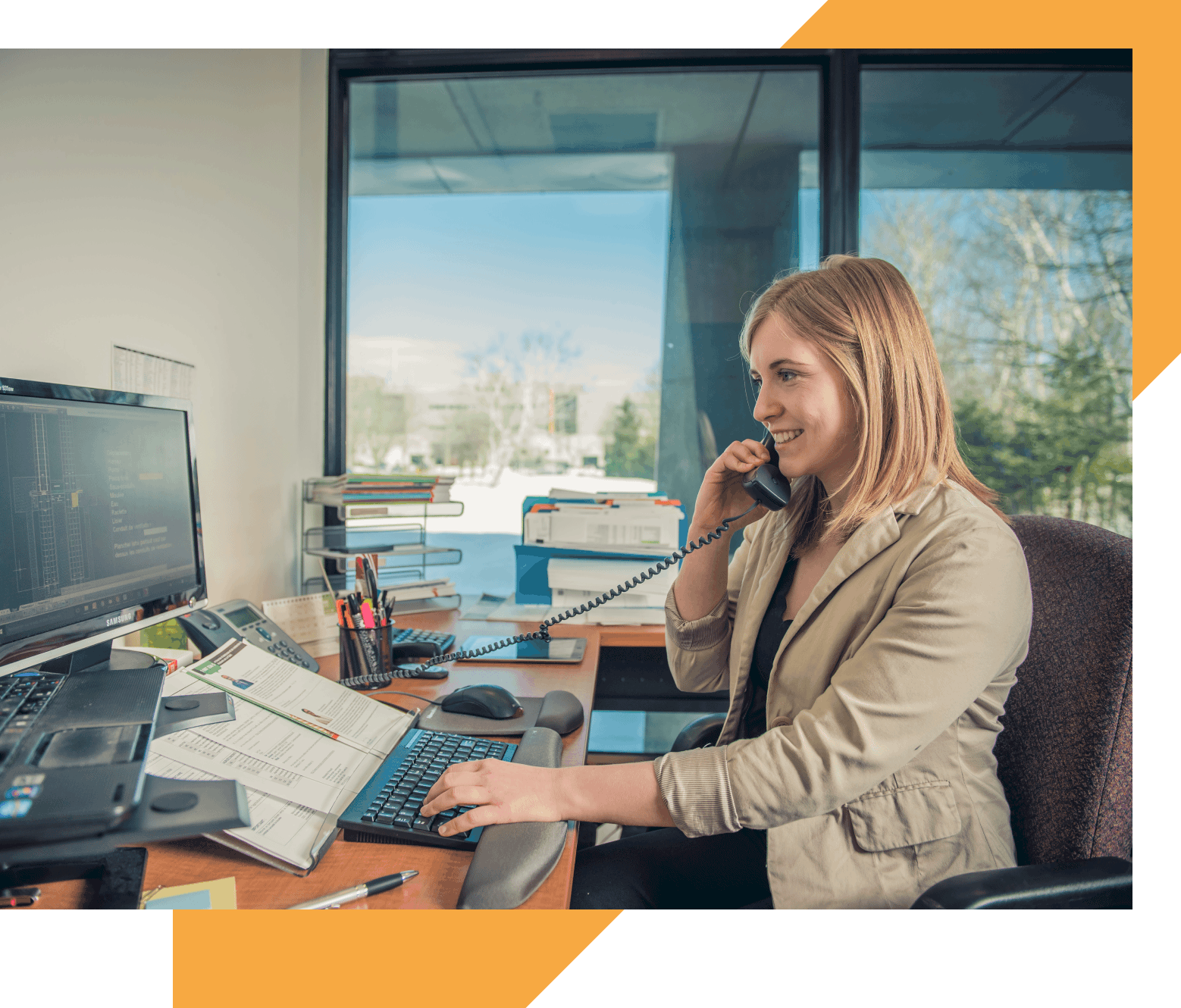 Employée au téléphone à son bureau